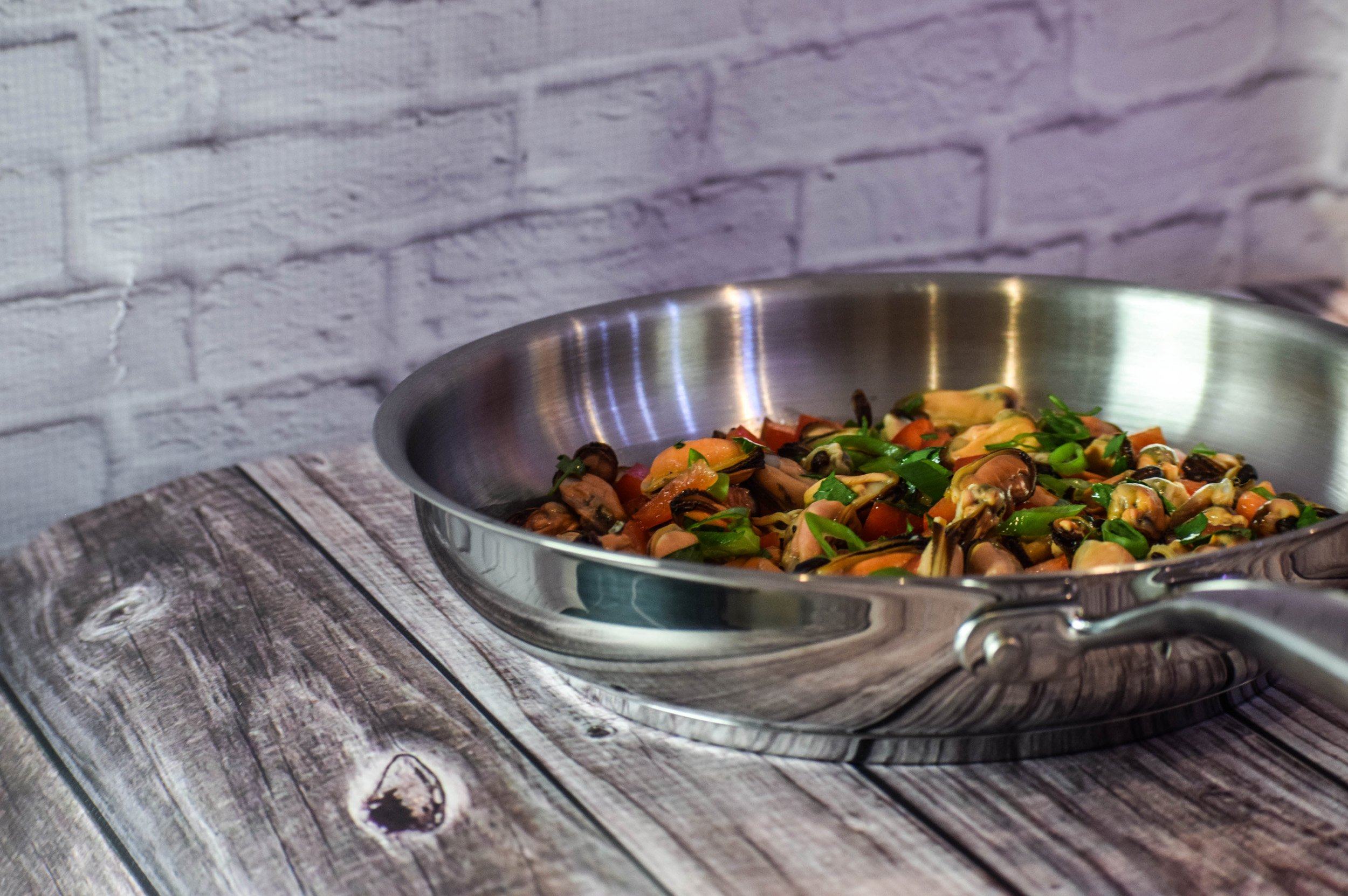 Meyer Accolade Stainless Steel 24cm/9.5" Frying Pan, Skillet, Made in Canada - Image 3